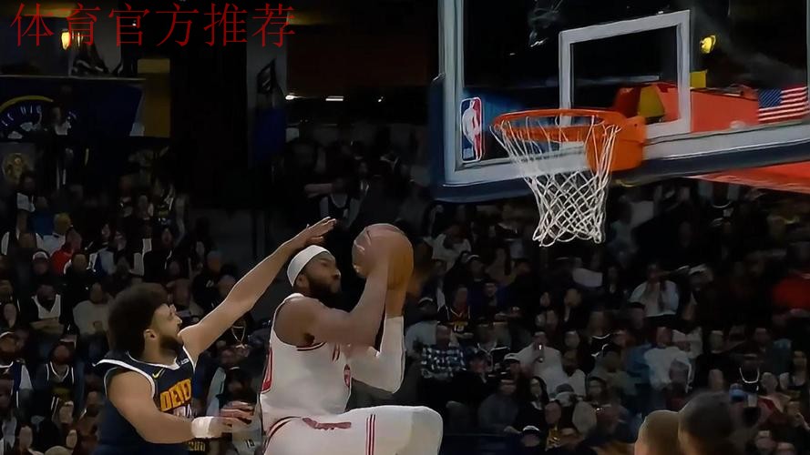 奥科吉底角发起突破，空中折叠闪躲过默里暴扣打成2+1