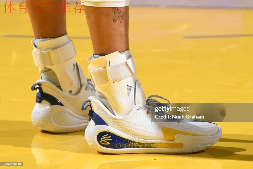 巴特勒控球送助攻 库里空位三分飙射